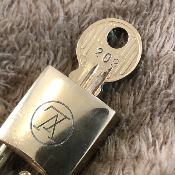 Vintage LV Louis Vuitton Padlock Lock & Key 209 - Picture 10 of 12
